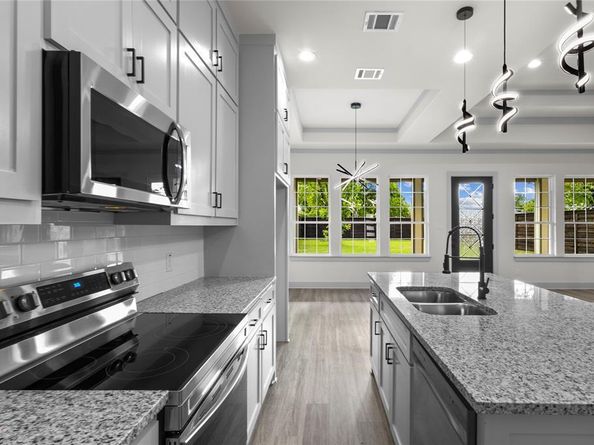 617  N DWIGHT Avenue , Dallas Texas 75211