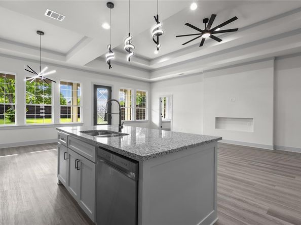 617  N DWIGHT Avenue , Dallas Texas 75211