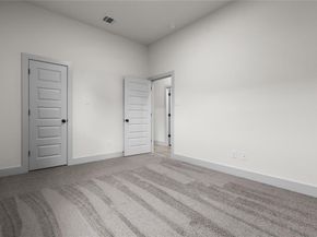617  N DWIGHT Avenue , Dallas Texas 75211