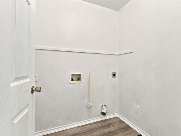 2534  Las Villas Avenue , Dallas Texas 75211