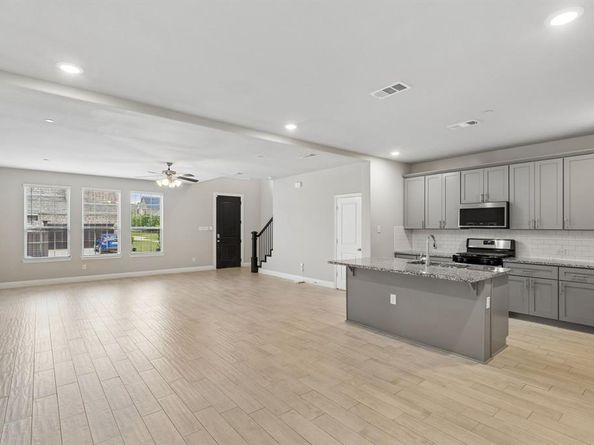 911  Ponds Edge Lane , Euless Texas 76040