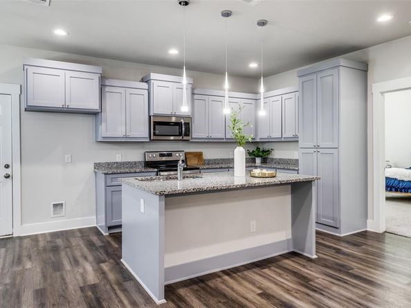 2704  Lucky Lane , Dallas Texas 75241