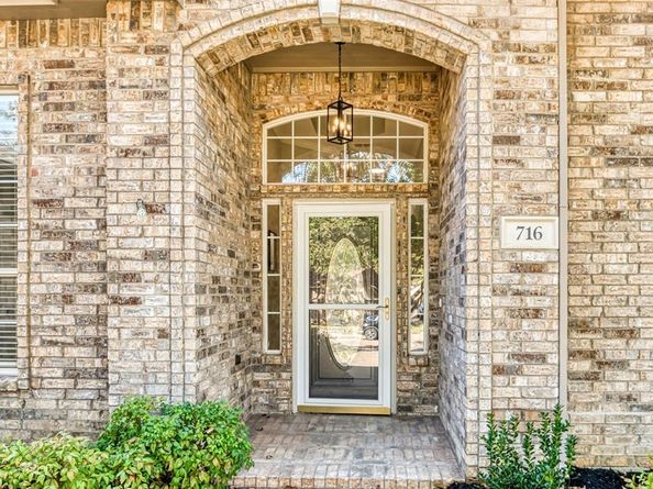 716  Red Oak  , Crowley Texas 76036