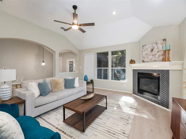 716  Red Oak  , Crowley Texas 76036