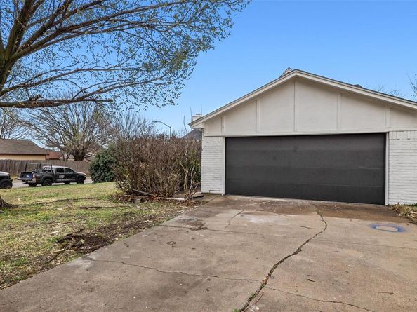 10001  Pack Saddle Trail , Fort Worth Texas 76108