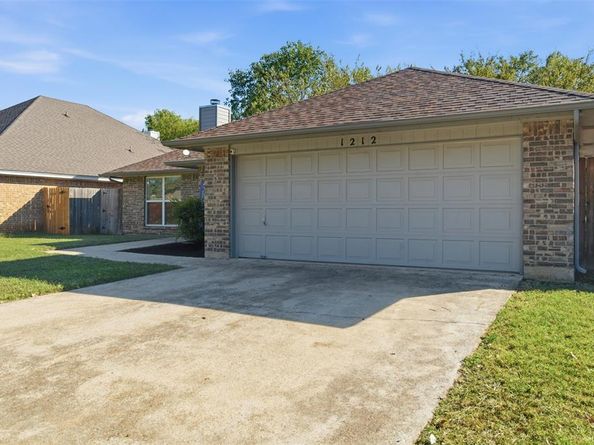 1212  Eagle Lake Drive , Azle Texas 76020