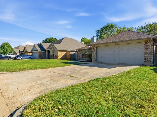 1212  Eagle Lake Drive , Azle Texas 76020
