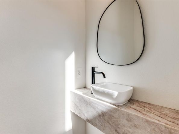 2415  Meyers Street , Dallas Texas 75215