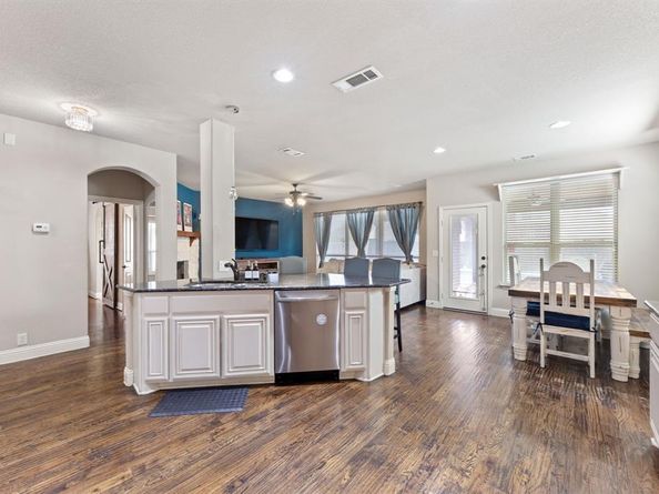 724  Marietta Lane , Aubrey Texas 76227