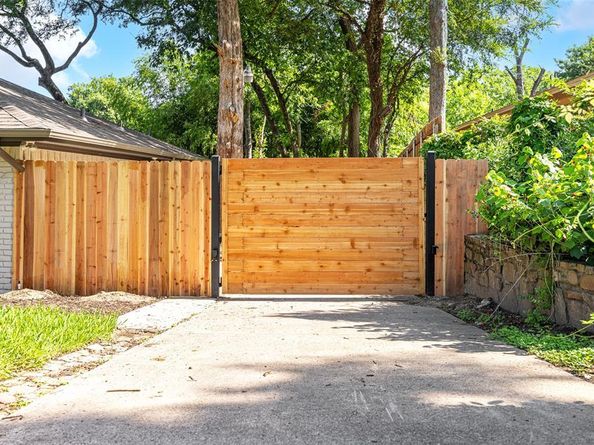 9015  Vinewood Drive , Dallas Texas 75228