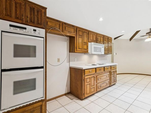 2505  Oak Manor Court , Arlington Texas 76012