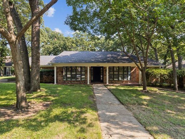 2505  Oak Manor Court , Arlington Texas 76012