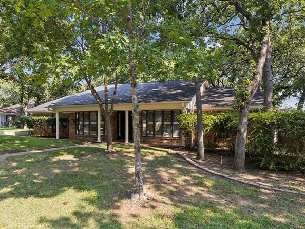 2505  Oak Manor Court , Arlington Texas 76012
