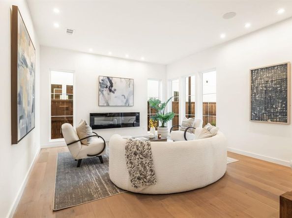 832  Mcbroom Street , Dallas Texas 75212