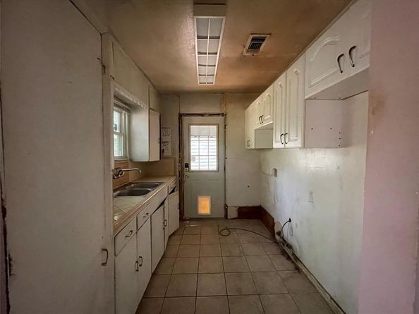1713  Fort Worth Street , Grand Prairie Texas 75050