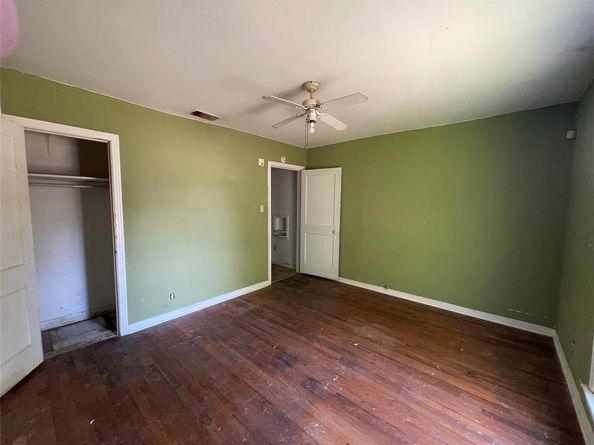 1713  Fort Worth Street , Grand Prairie Texas 75050