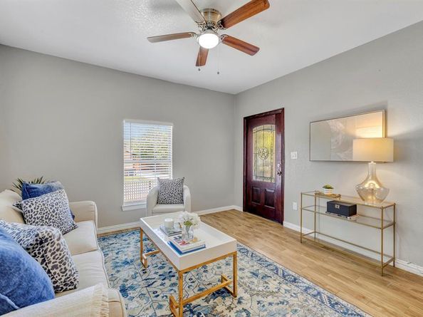 925  Brighton Avenue , Dallas Texas 75208