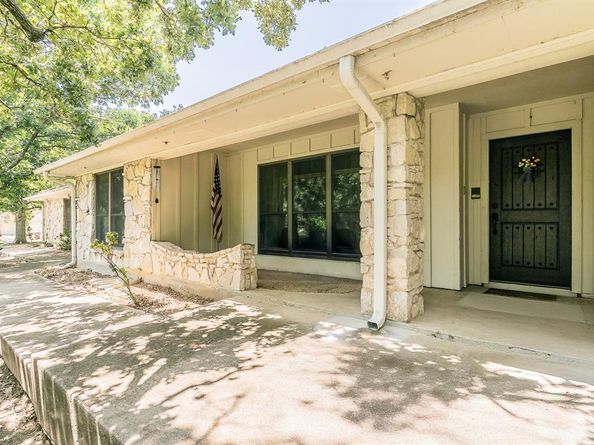 2406  Drawbridge Drive , Arlington Texas 76012