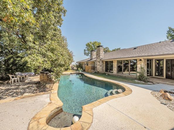 2406  Drawbridge Drive , Arlington Texas 76012