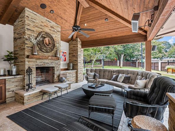 1409  Crowley Road , Arlington Texas 76012