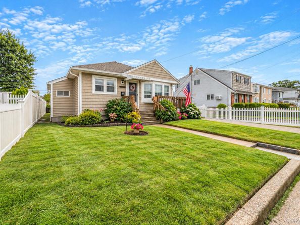 11 E Hollywood Avenue, Lindenhurst NY 11757