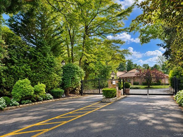 19 Woodcrest Drive, Roslyn NY 11576