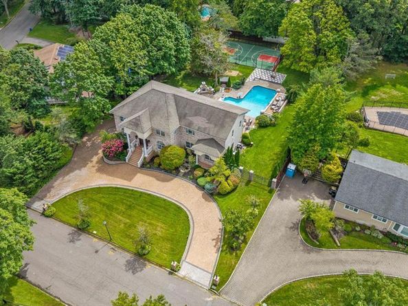 65 Threepence Drive, Melville NY 11747