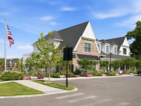 28 Seasons Way, Dix Hills NY 11746