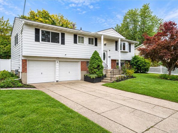 9 Thorman Lane, North Babylon NY 11703