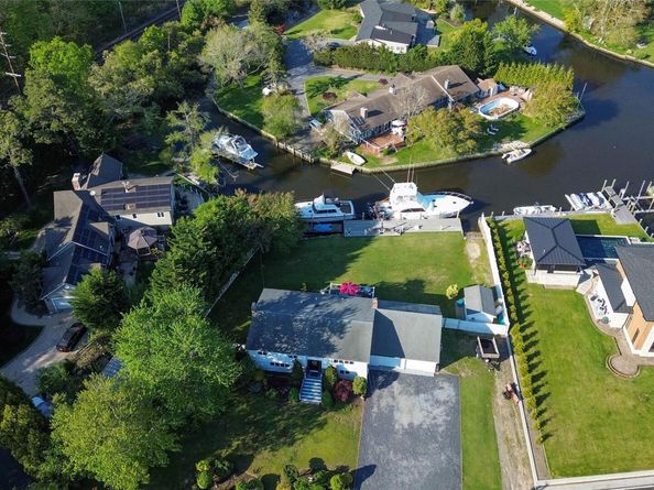 24 Biltmore Avenue Extension, Oakdale NY 11769