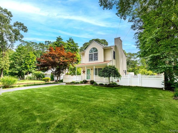 28 Roanoke Road, Sound Beach NY 11789