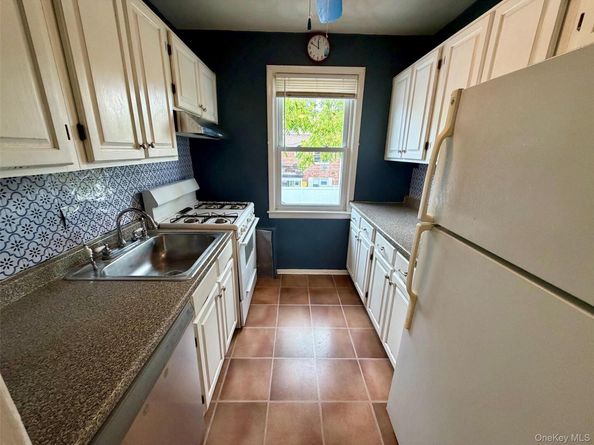 1600 Grand Avenue R3, Baldwin NY 11510