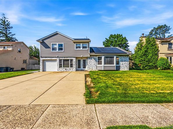 31 Sutton Hill Lane, Manhasset Hills NY 11040