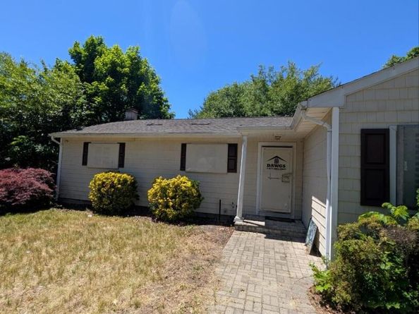 16 Thomas Street, Coram NY 11727