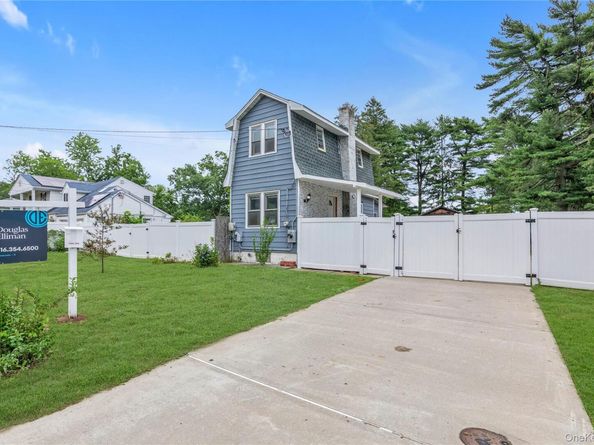 15 Saint Johns Place, West Babylon NY 11704