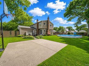 7 Resiak Court, Holbrook NY 11741