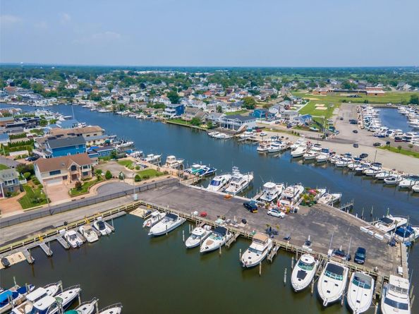 390 E Shore Road, Lindenhurst NY 11757