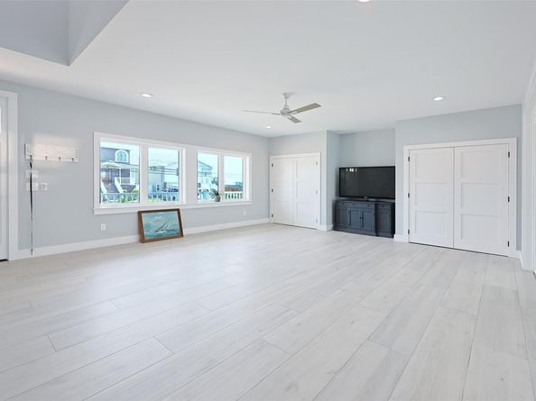 390 E Shore Road, Lindenhurst NY 11757