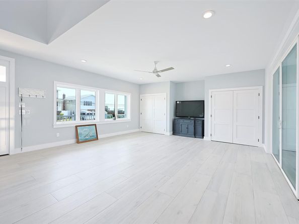 390 E Shore Road, Lindenhurst NY 11757