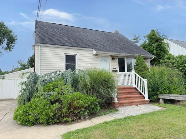 449 N Indiana Avenue, Lindenhurst NY 11757