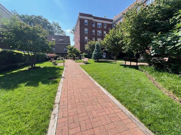 90 Knightsbridge Road H 1, Great Neck NY 11021