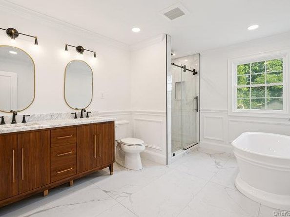 21 Venus Road, Syosset NY 11791