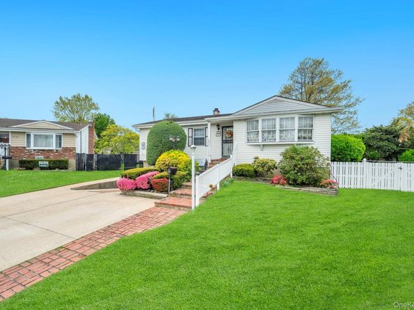 2566 Nelson Drive, Seaford NY 11783
