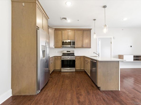 631 Marina Pointe Drive 631, East Rockaway NY 11518