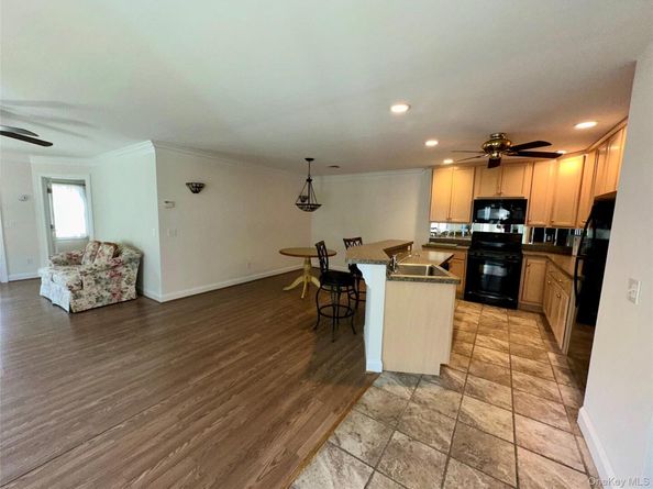 5 White Oak Court 5, Coram NY 11727