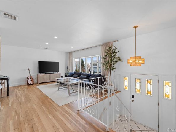 2959 Clubhouse Road, Merrick NY 11566