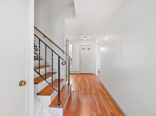 105 Coachlight Square, Montrose NY 10548