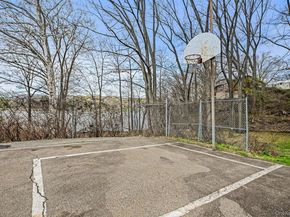 105 Coachlight Square, Montrose NY 10548