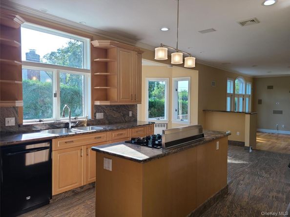 14 Potters Lane, New Rochelle NY 10805
