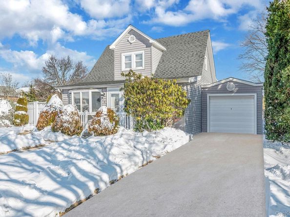 704 S 5th Street, Lindenhurst NY 11757